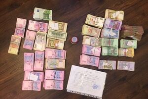 По месту жительства и работы госслужащих прошло десять обысков