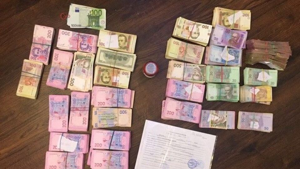 По месту жительства и работы госслужащих прошло десять обысков
