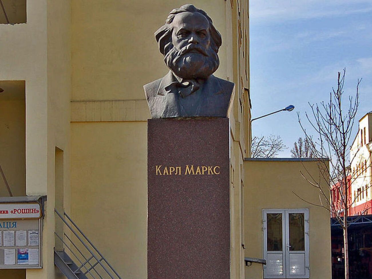 Памятник Карлу Марксу на территории фабрики