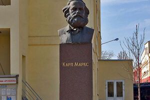 Памятник Карлу Марксу на территории фабрики
