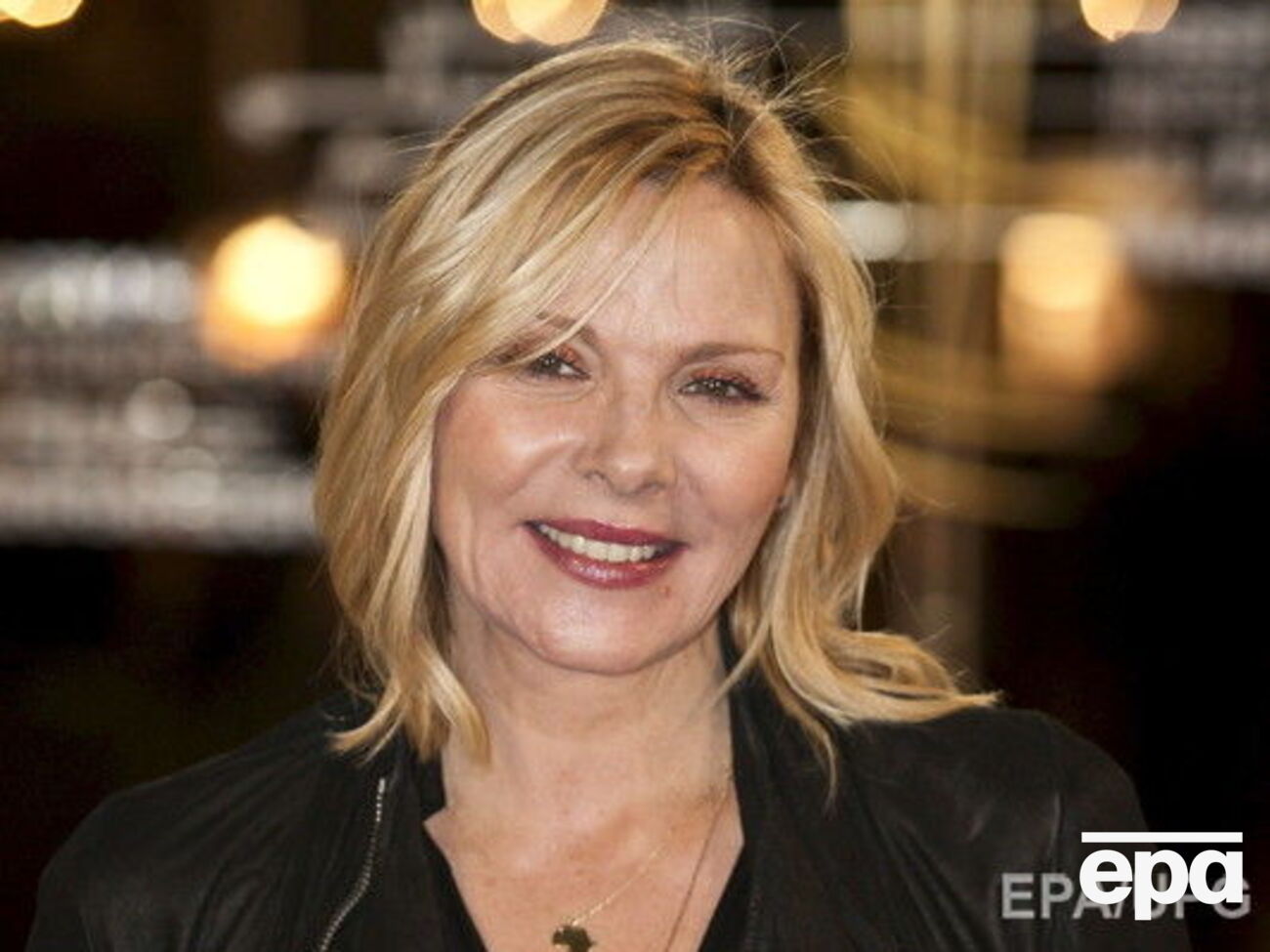 Кэтролл примерила украшения, которые изготовили в Украине