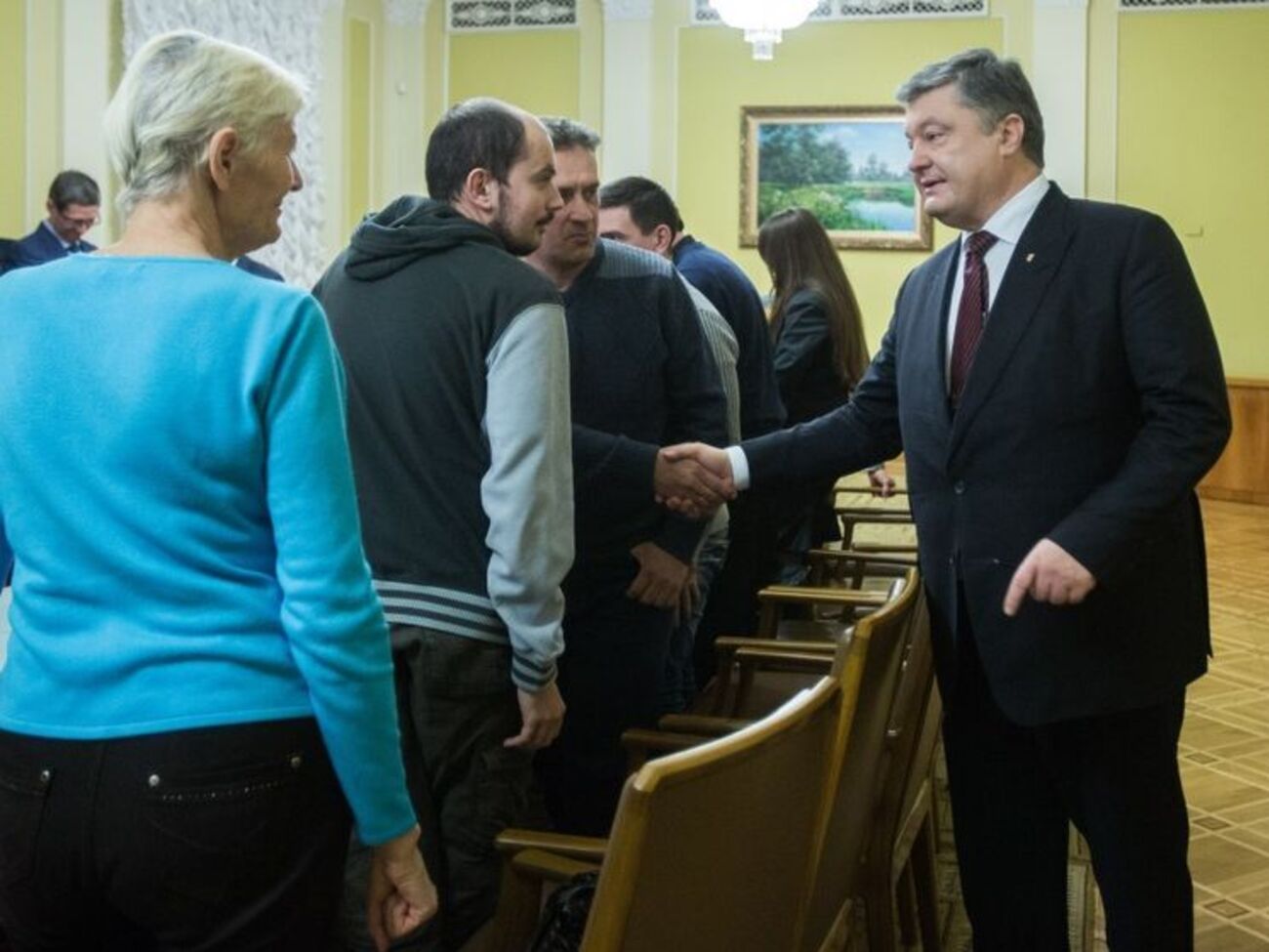 Порошенко во время встречи с представителями вкладчиков банка "Михайловский"