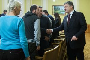 Порошенко во время встречи с представителями вкладчиков банка "Михайловский"