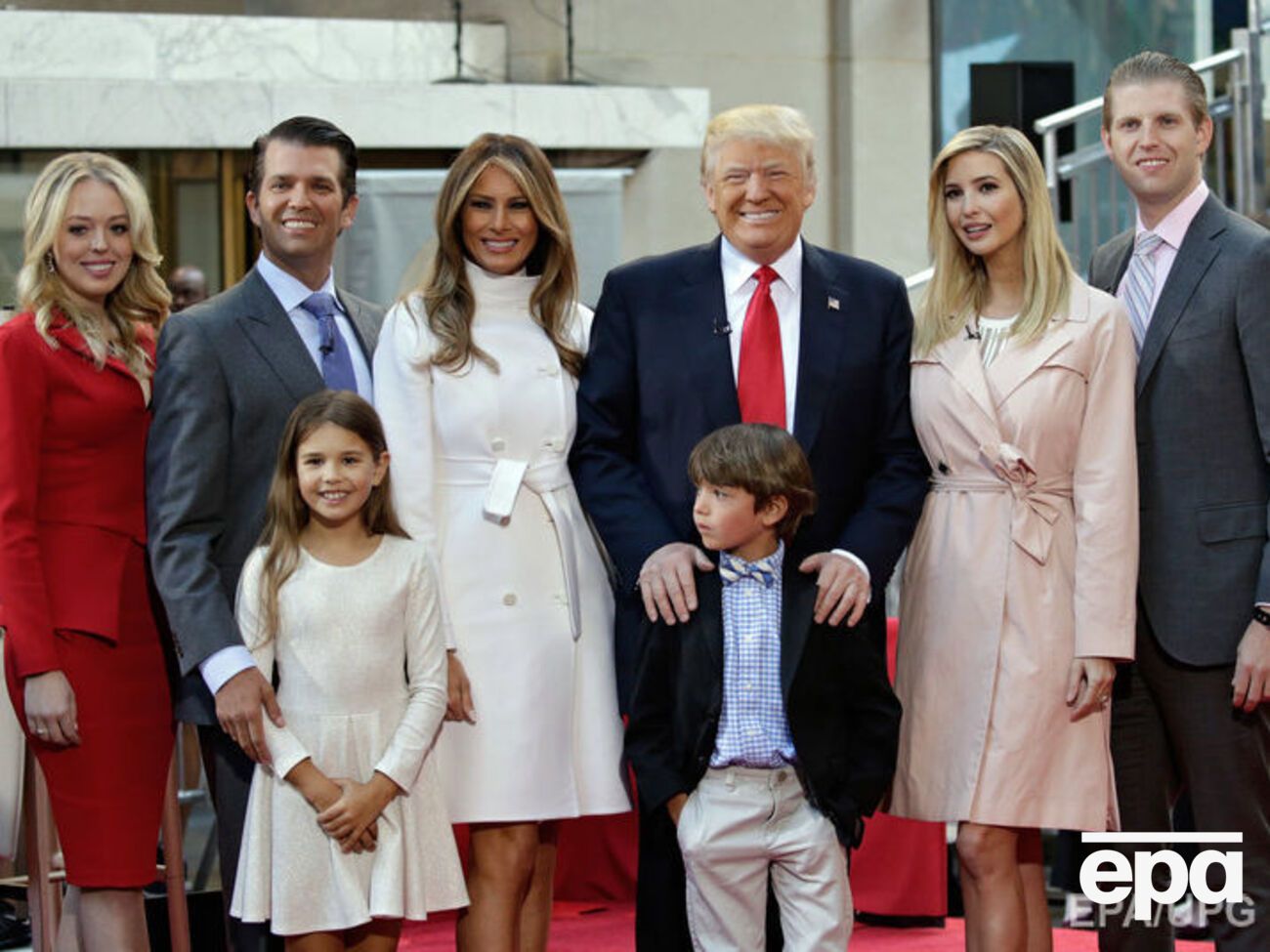 Семья Трампа: дочь Тиффани, сын Дон, жена Меланья, новоизбранный президент США, дочь Иванка, сын Эрик. На переднем плане – дети Дона Трампа, Кай и Дональд