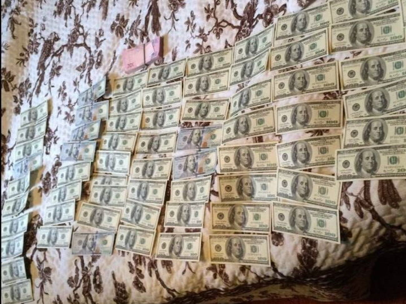 Деньги злоумышленник получал через посредников, которые предоставляют услуги по строительству и проектированию