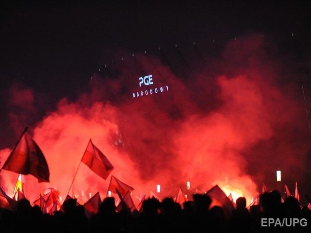 Флаг сожгли во время традиционного "Марша независимости" в Польше