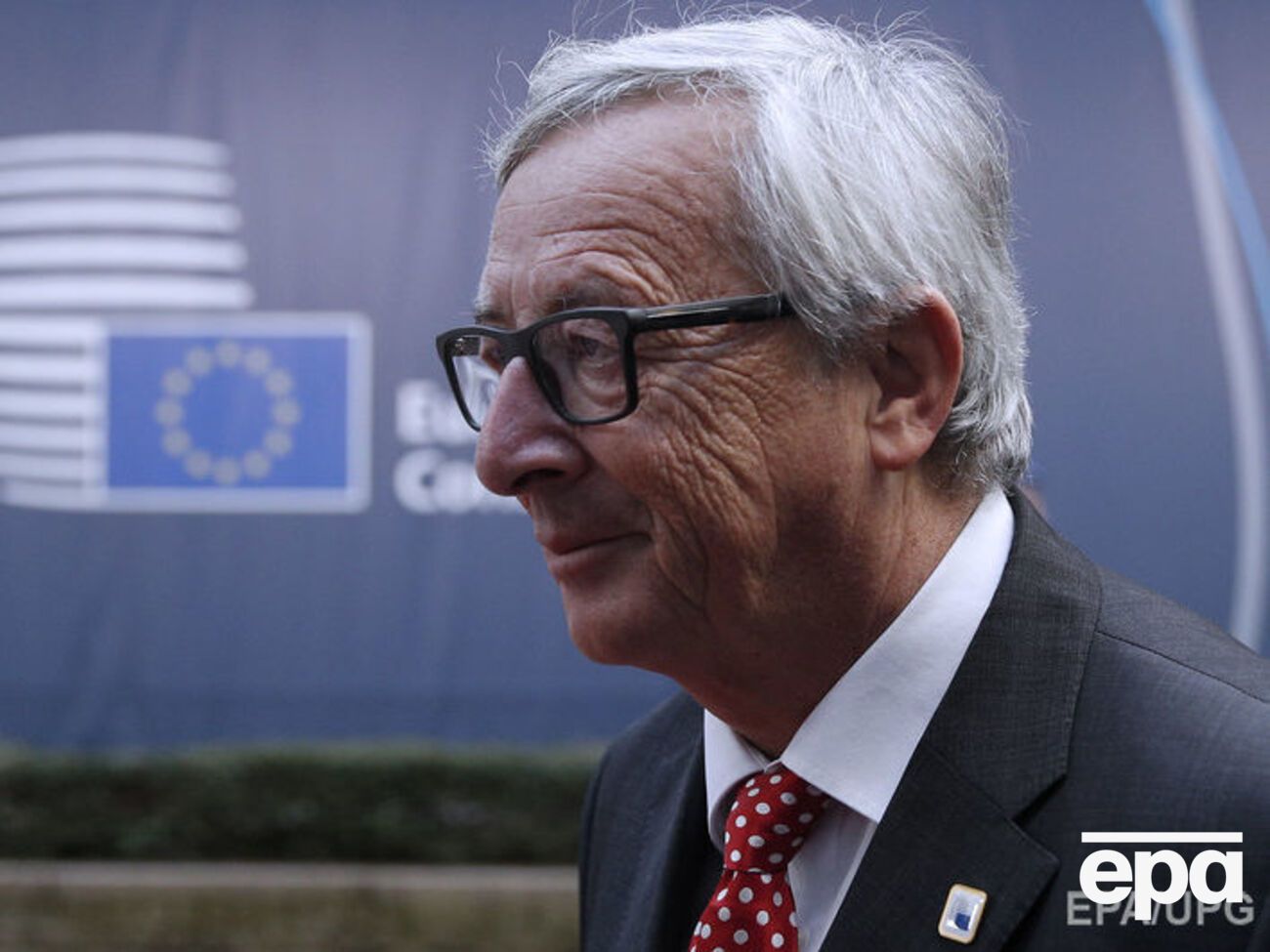 Юнкер назвал победу Трампа рискованной