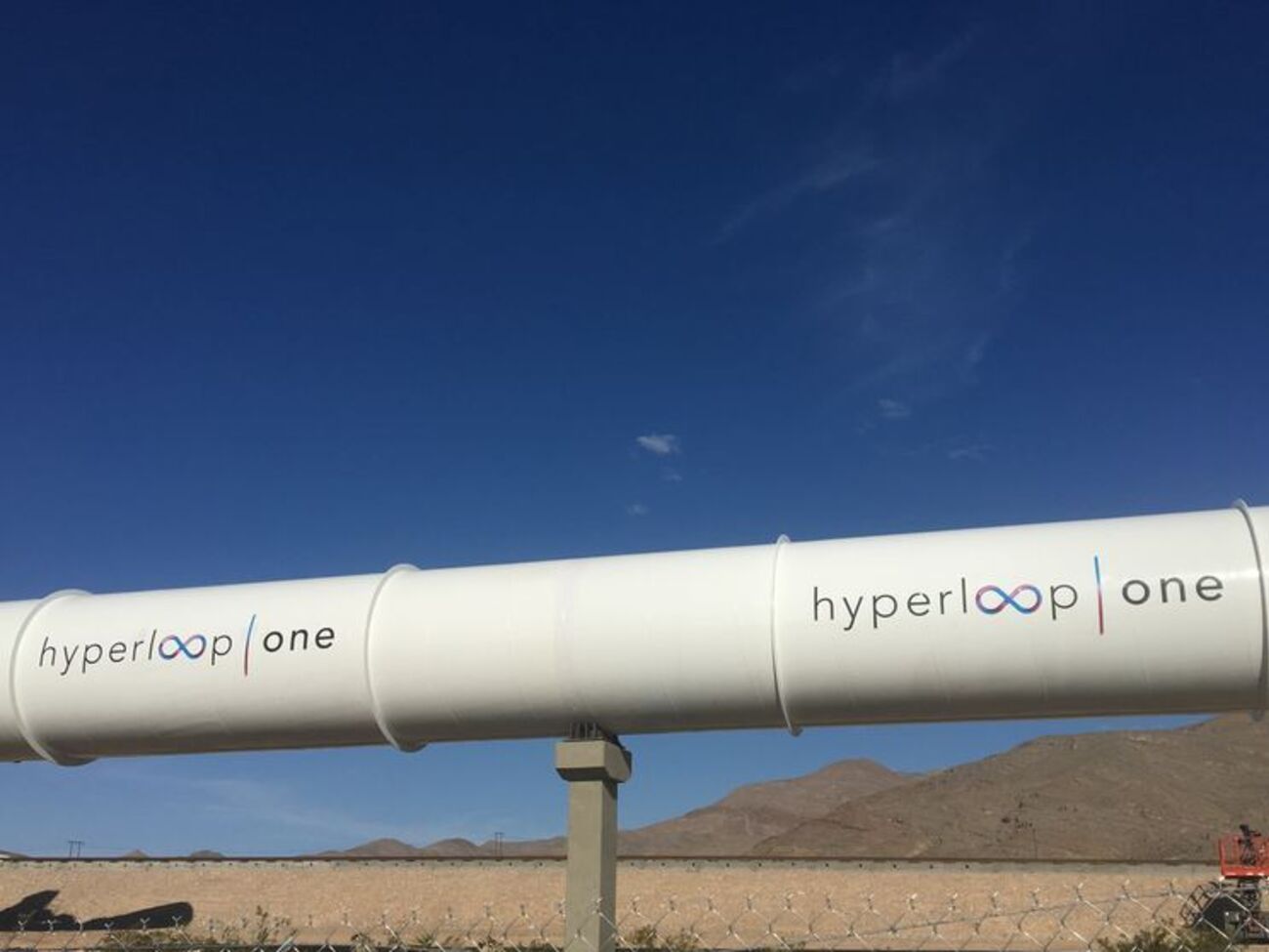 Проект предполагает движение специальных поездов внутри трубы, из которой откачан воздух