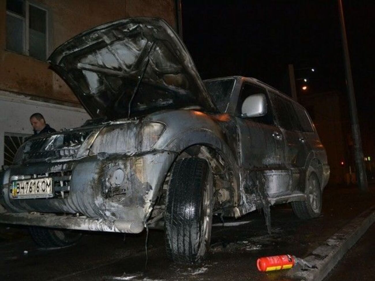 Передняя часть автомобиля выгорела