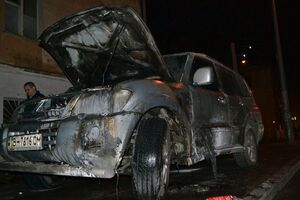 Передняя часть автомобиля выгорела