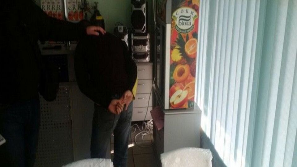 Мужчина был задержан в одном из кафе Бахмута, где монтировал оборудование