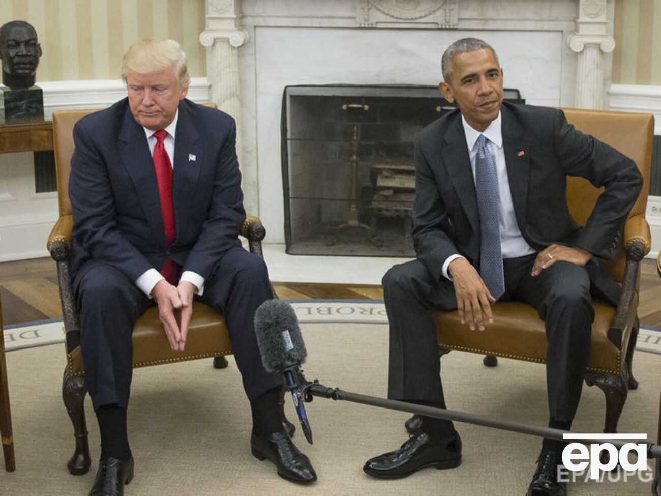 Трамп (на фото слева) на встрече с Обамой (на фото справа) выглядел очевидно озадаченным, отметил публицист Шендерович