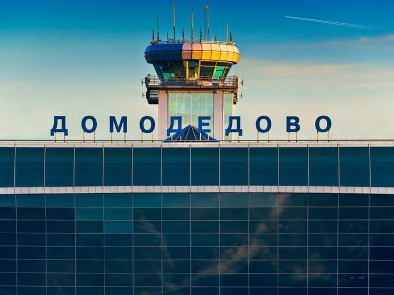 В аэропорту Домодедово произошло столкновение самолета и спецтехники