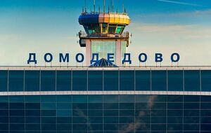 В аэропорту Домодедово произошло столкновение самолета и спецтехники