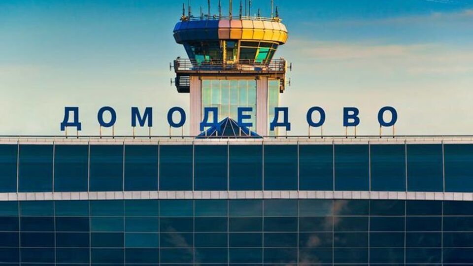 В аэропорту Домодедово произошло столкновение самолета и спецтехники