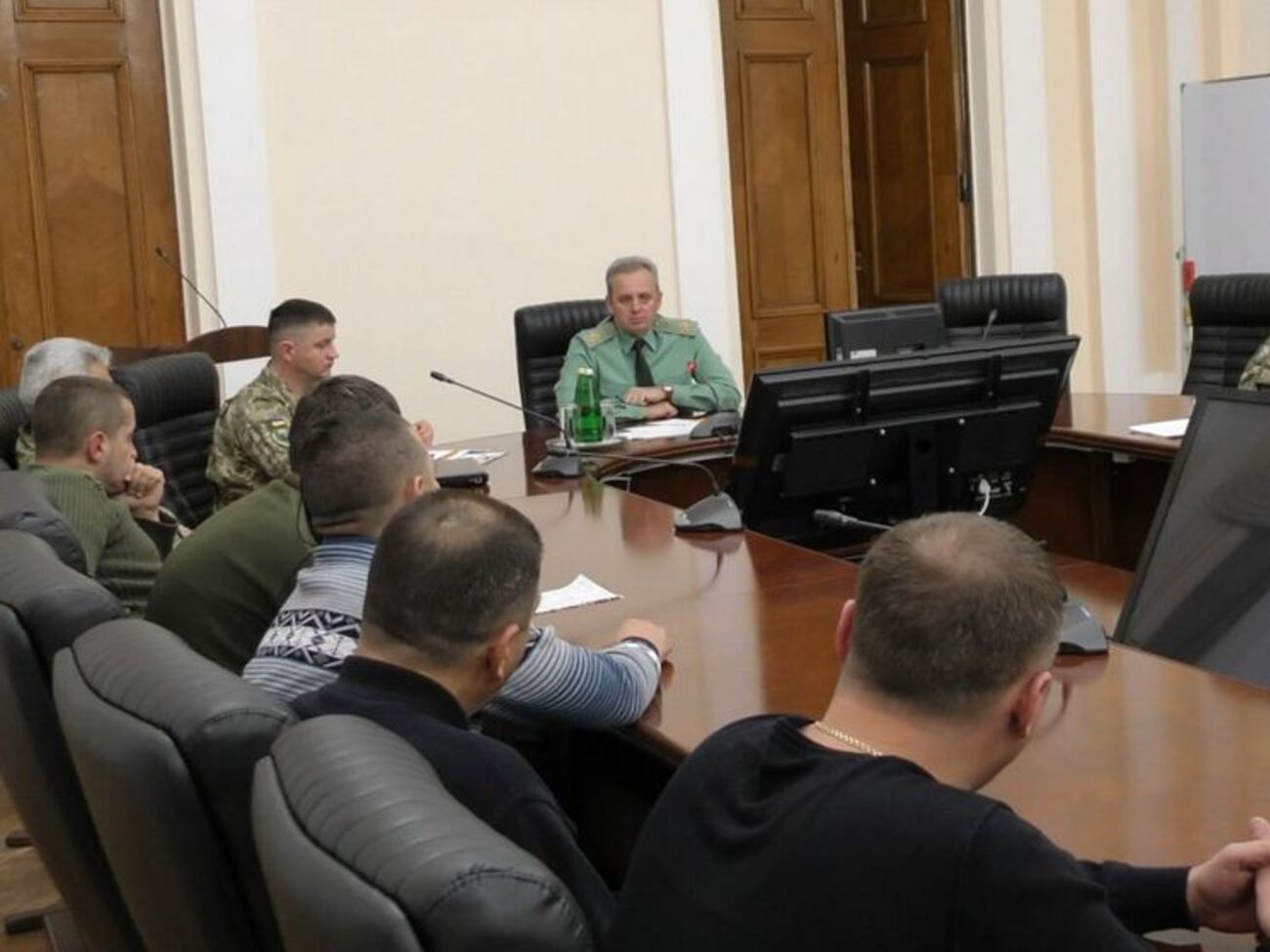 Виктор Муженко (в центре) рассказал об условиях службы по контракту