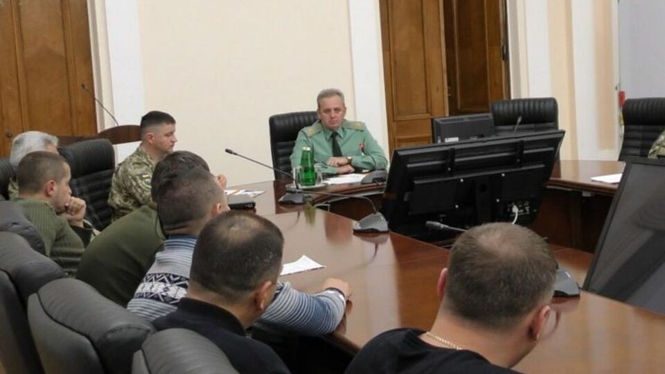Виктор Муженко (в центре) рассказал об условиях службы по контракту