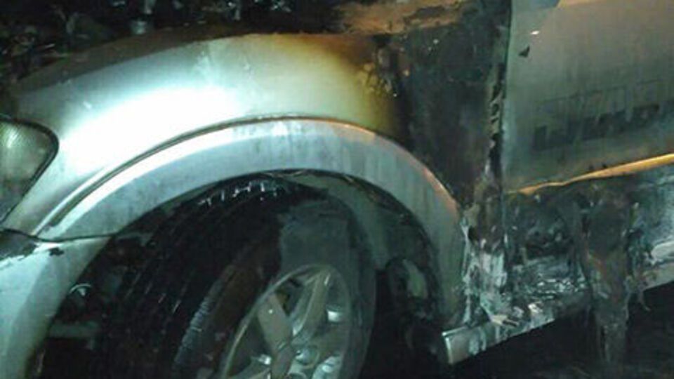 Передняя часть автомобиля выгорела