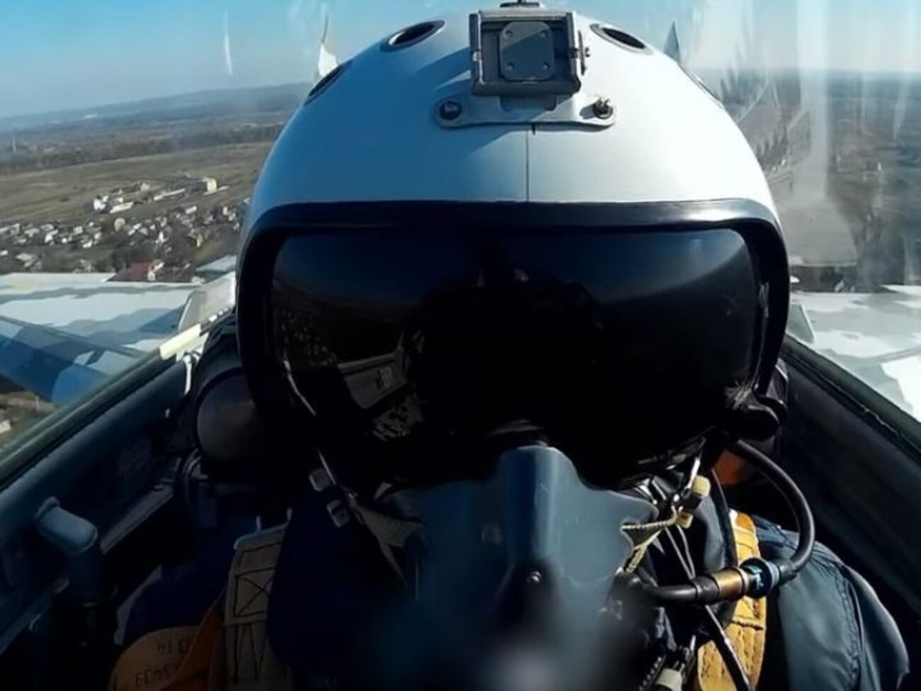 Из кабины пилота модернизированного МиГ-29 сняли учебный полет