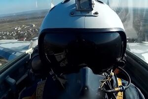 Из кабины пилота модернизированного МиГ-29 сняли учебный полет