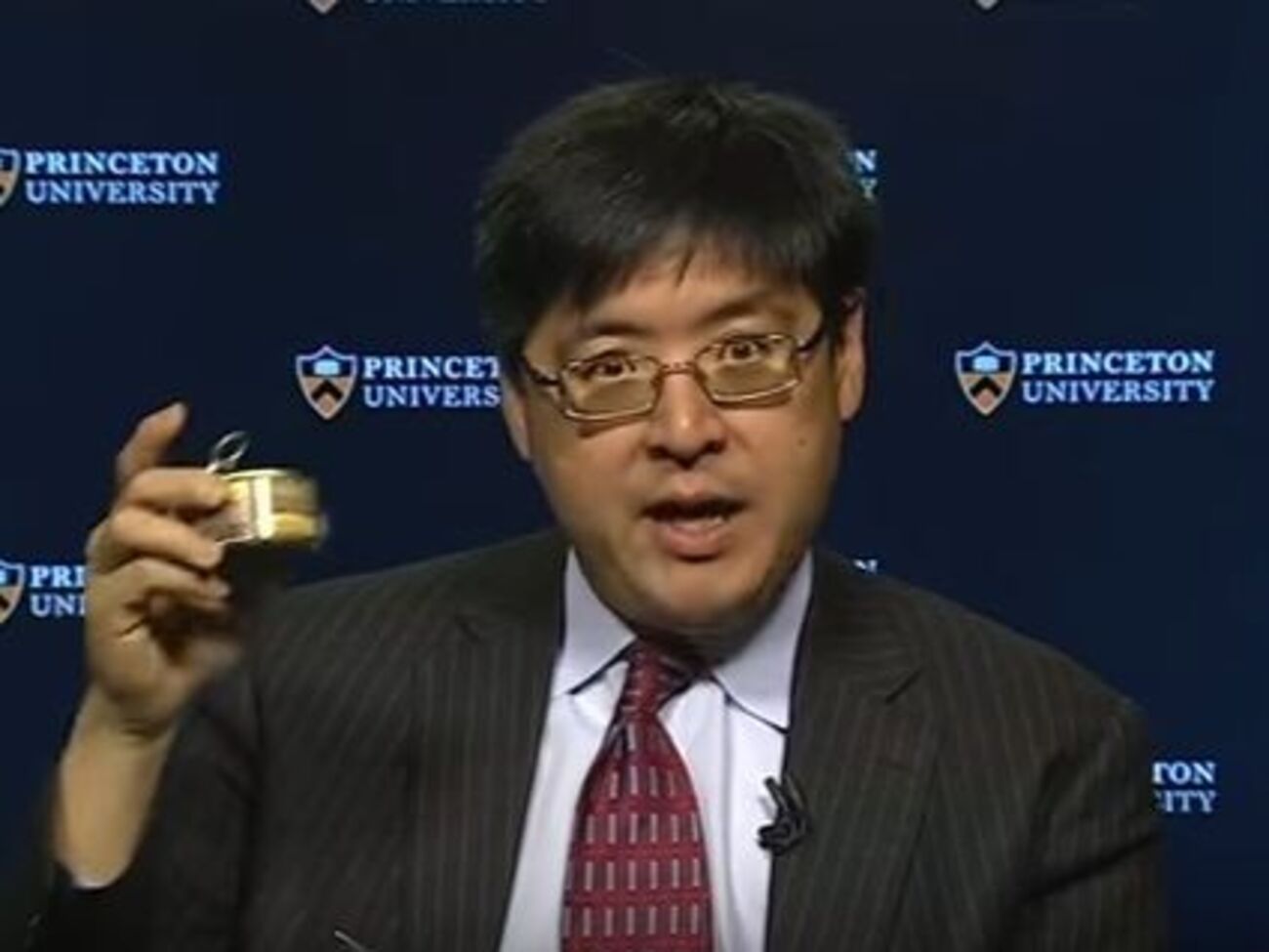 Политолог Сэм Ванг&nbsp;пришел в студию CNN с банкой консервированных сверчков