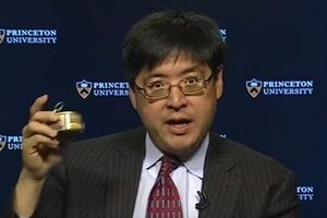 Политолог Сэм Ванг пришел в студию CNN с банкой консервированных сверчков