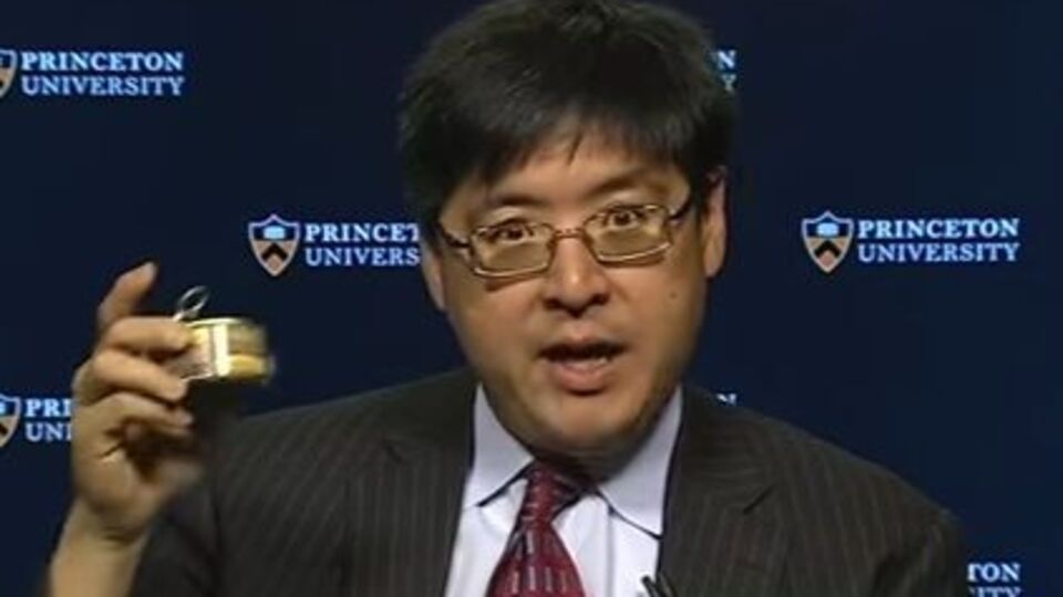 Политолог Сэм Ванг пришел в студию CNN с банкой консервированных сверчков