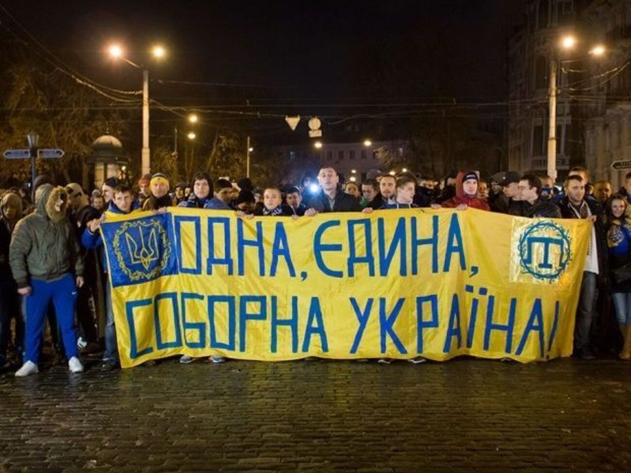 Футбольные фанаты со всей Украины прошлись маршем по центру Одессы