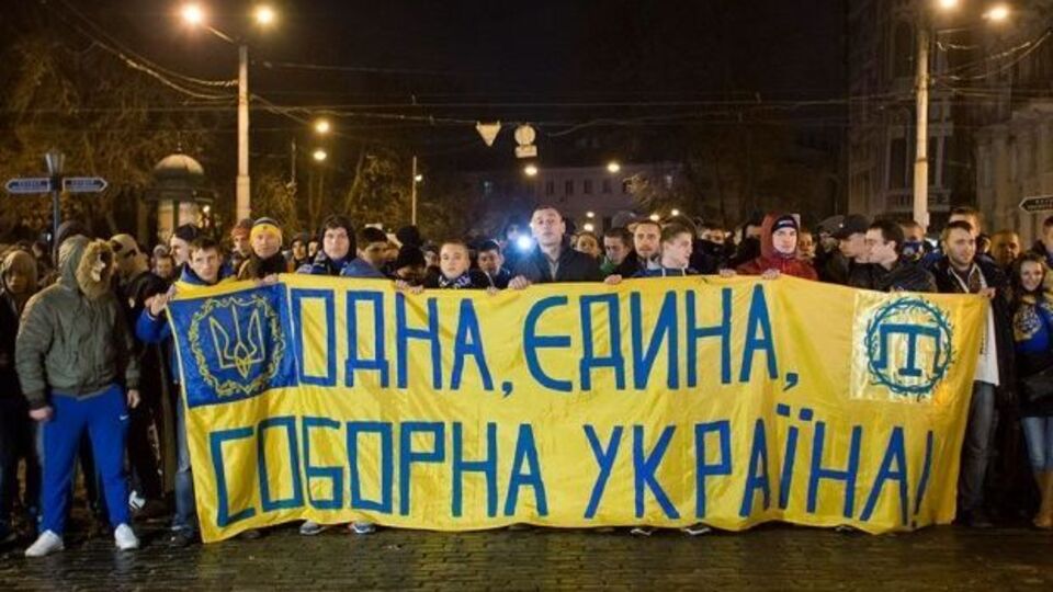 Футбольные фанаты со всей Украины прошлись маршем по центру Одессы