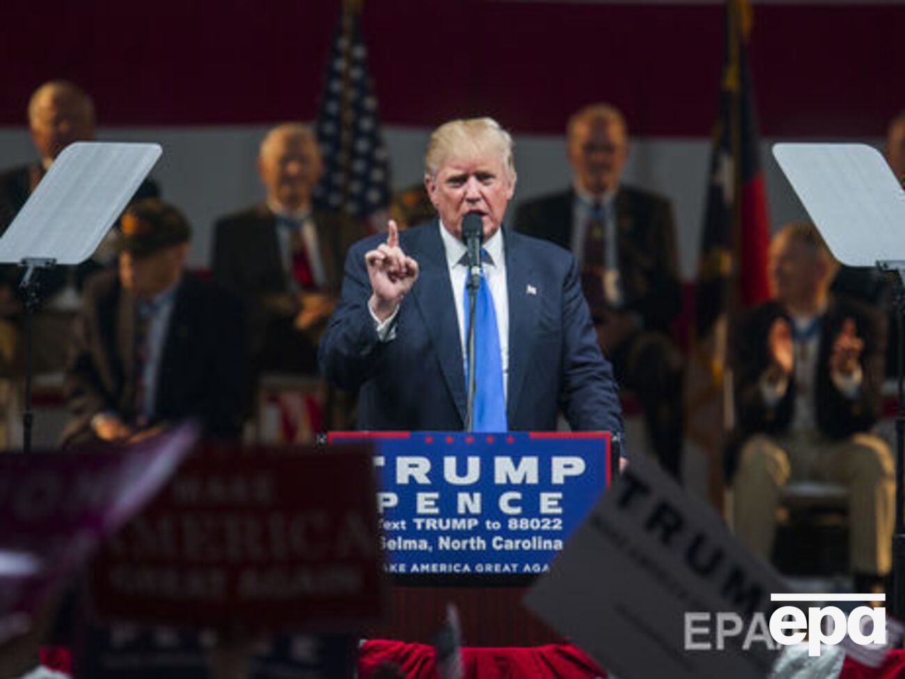 Дональд Трамп о нелегальных мигрантах: Мы выставляем их из нашей страны, они здесь незаконно