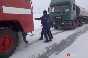 Спасатели помогают водителям на заснеженных трассах