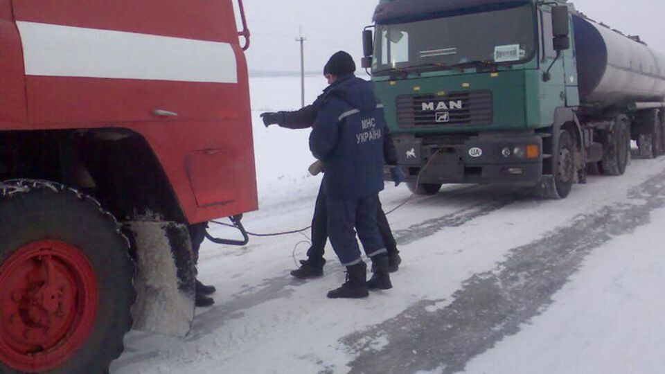 Спасатели помогают водителям на заснеженных трассах