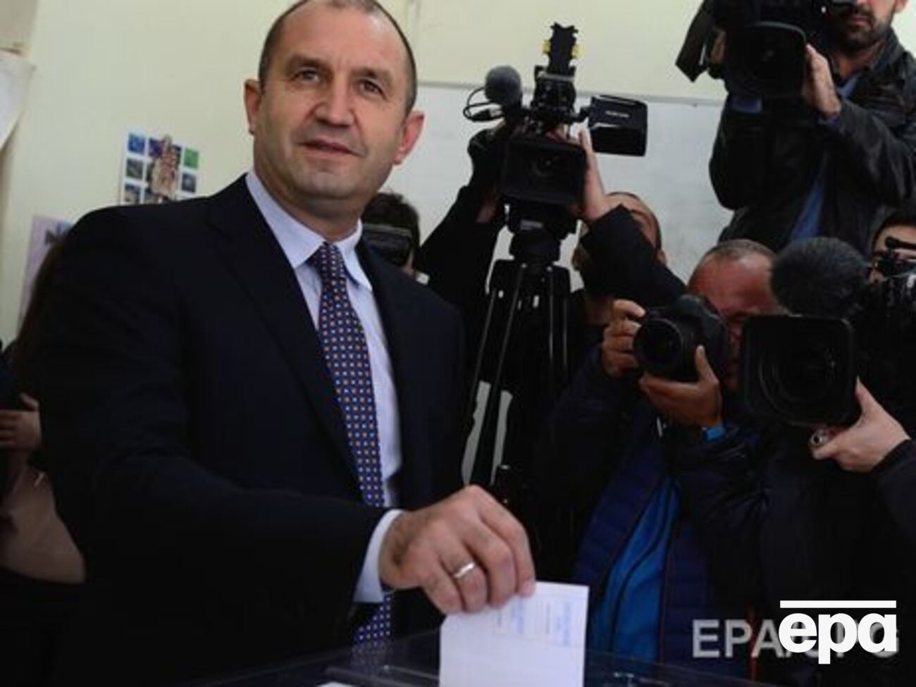 Радев лидирует во втором туре голосования на выборах в Болгарии