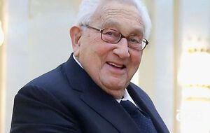 Киссинджер призвал предоставить Донбассу автономию, которая позволит региону влиять на оборонную политику Киева