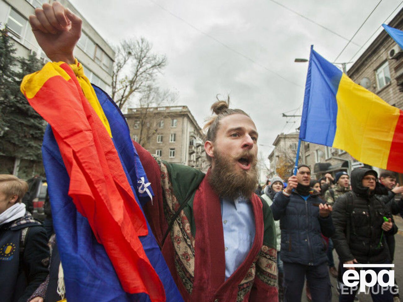 Массовый митинг продолжается в Кишиневе