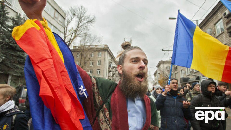 Массовый митинг продолжается в Кишиневе