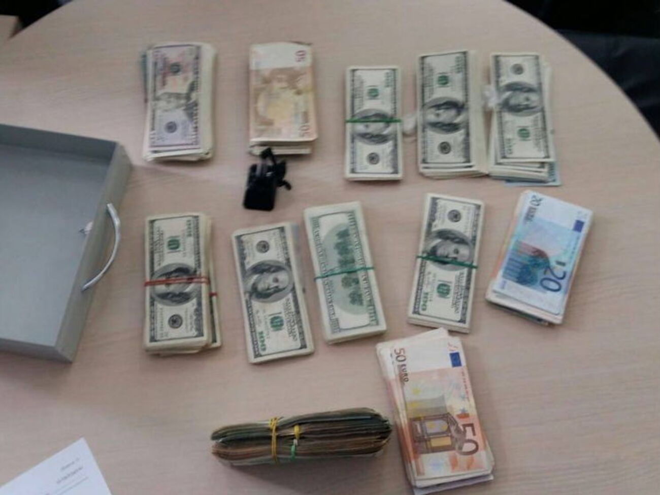 У задержанного на взятке чиновника нашли крупную сумму денег