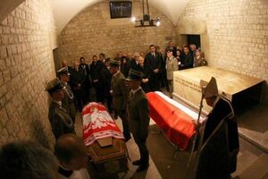 При извлечении останков присутствовали группа прокуроров, сотрудники полиции и семья погибших