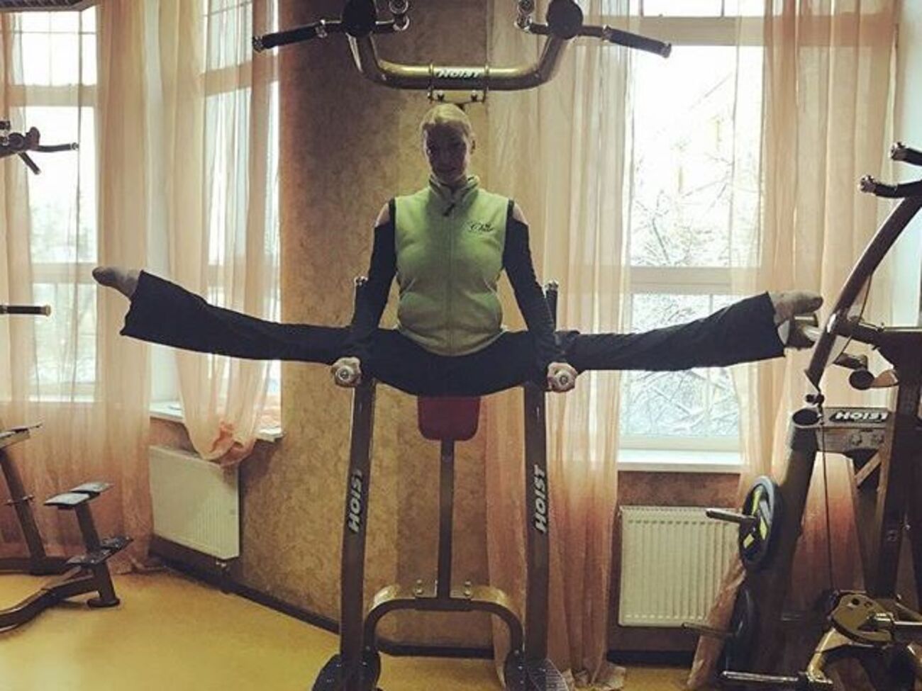 Волочкова:&nbsp;Эффективное упражнение на растяжку. Заодно подкачиваются мышцы пресса и рук