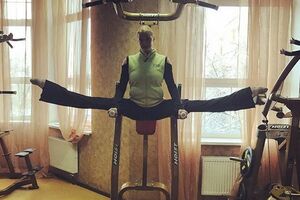 Волочкова: Эффективное упражнение на растяжку. Заодно подкачиваются мышцы пресса и рук