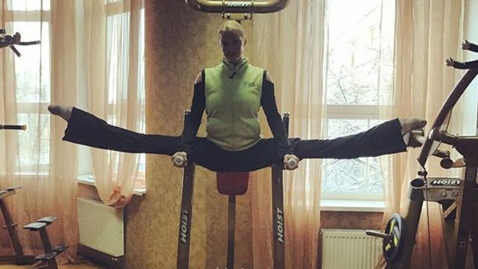 Волочкова: Эффективное упражнение на растяжку. Заодно подкачиваются мышцы пресса и рук