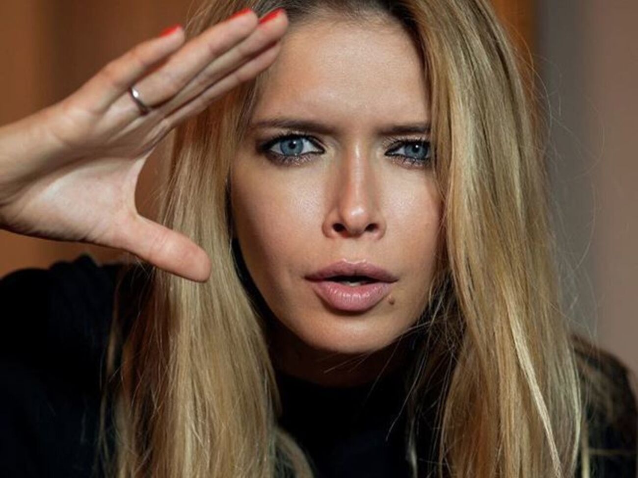 Брежнева: Металлический мост бился током, а я шла по нему босиком