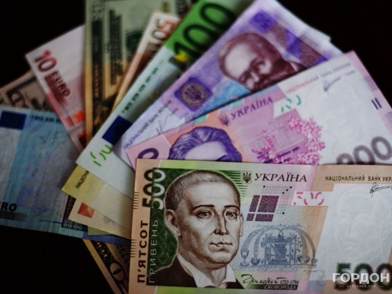 Нацбанк объяснил снижение курса гривны политической напряженностью