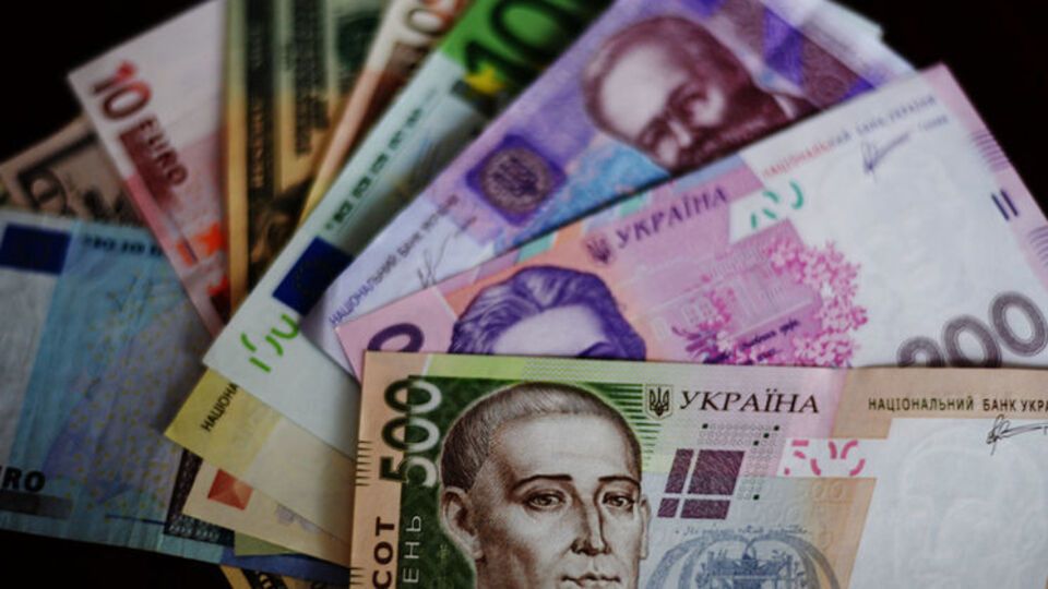 Нацбанк объяснил снижение курса гривны политической напряженностью