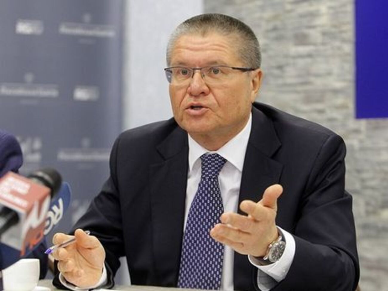 Следствие просит домашний арест для Улюкаева