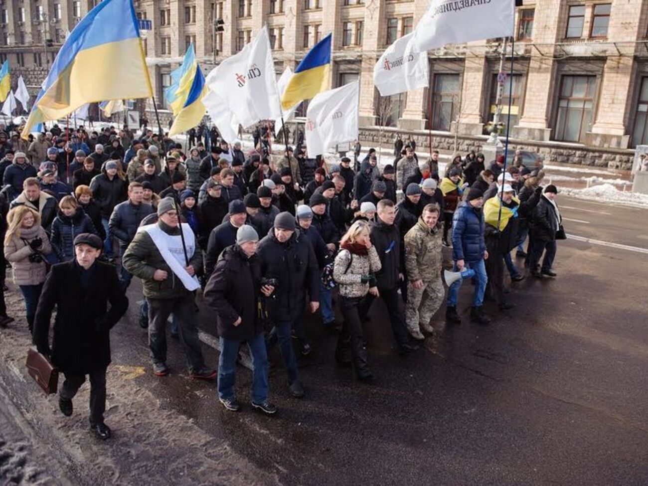 Протестующие пришли к Администрации Президента