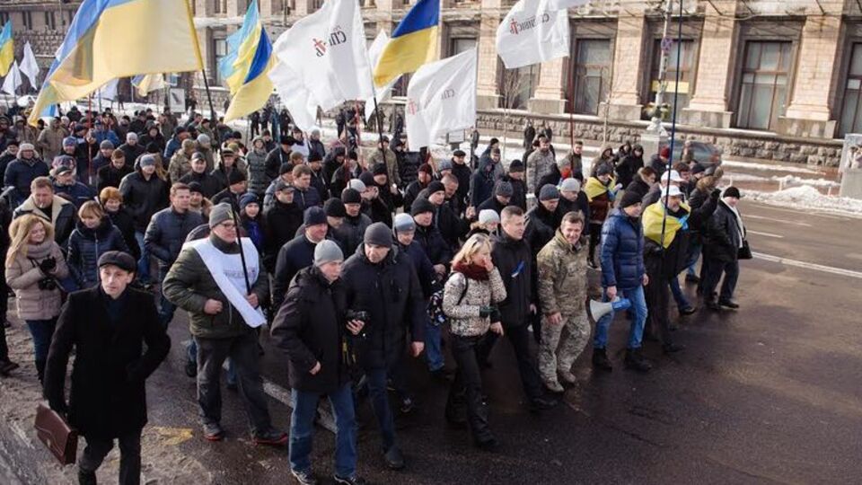 Протестующие пришли к Администрации Президента