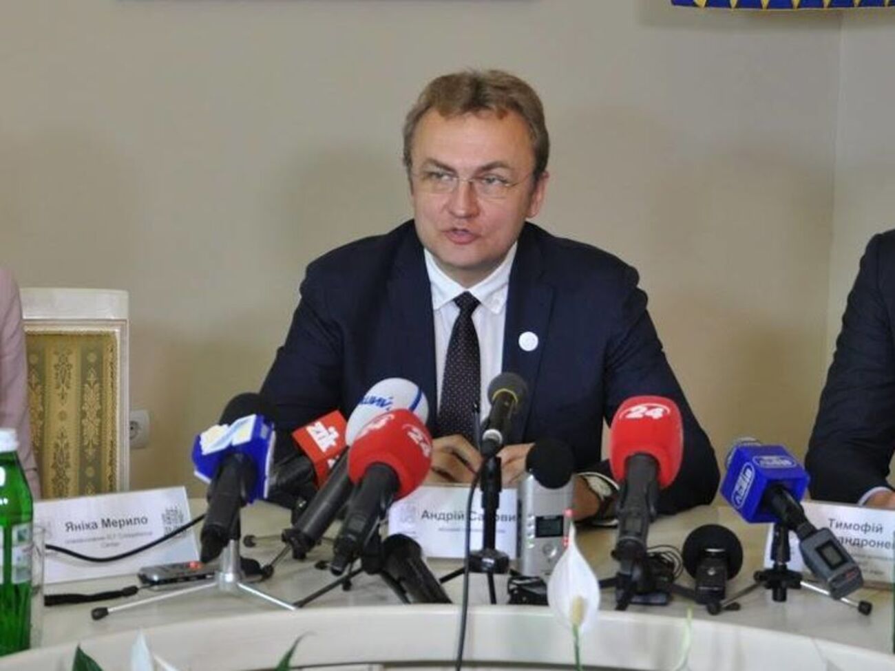 Садовый: "Инвестируйте в Украину!" – призывают президент и премьер. "Да-да, мы вас ждем!" – потирает руки ГПУ