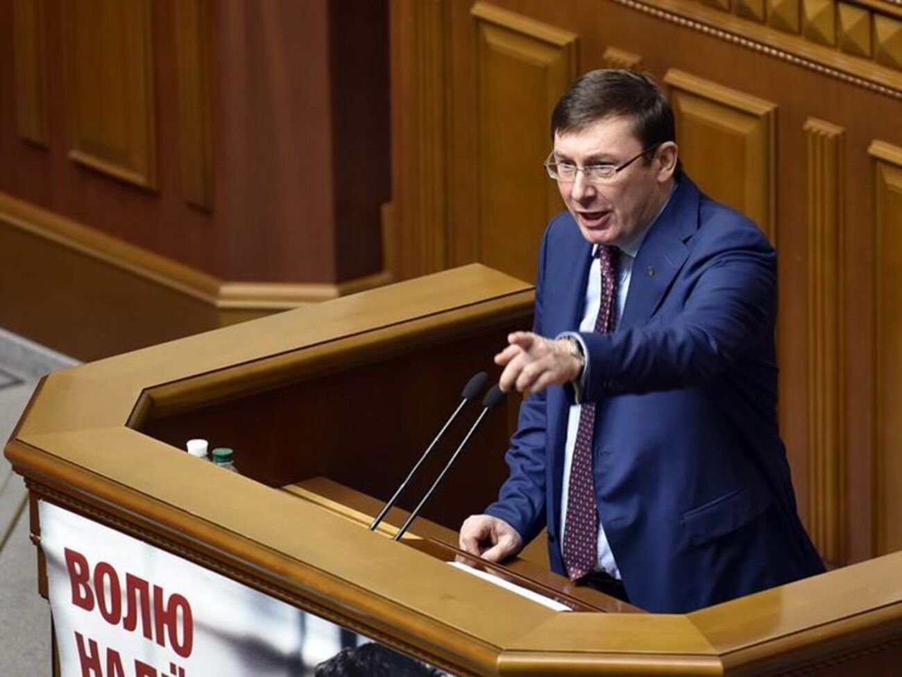 Луценко: Чтобы привлечь инвестора и законно поощрить его меньшей ценой на землю, надо было вынести на рассмотрение горсовета предложение снизить цену