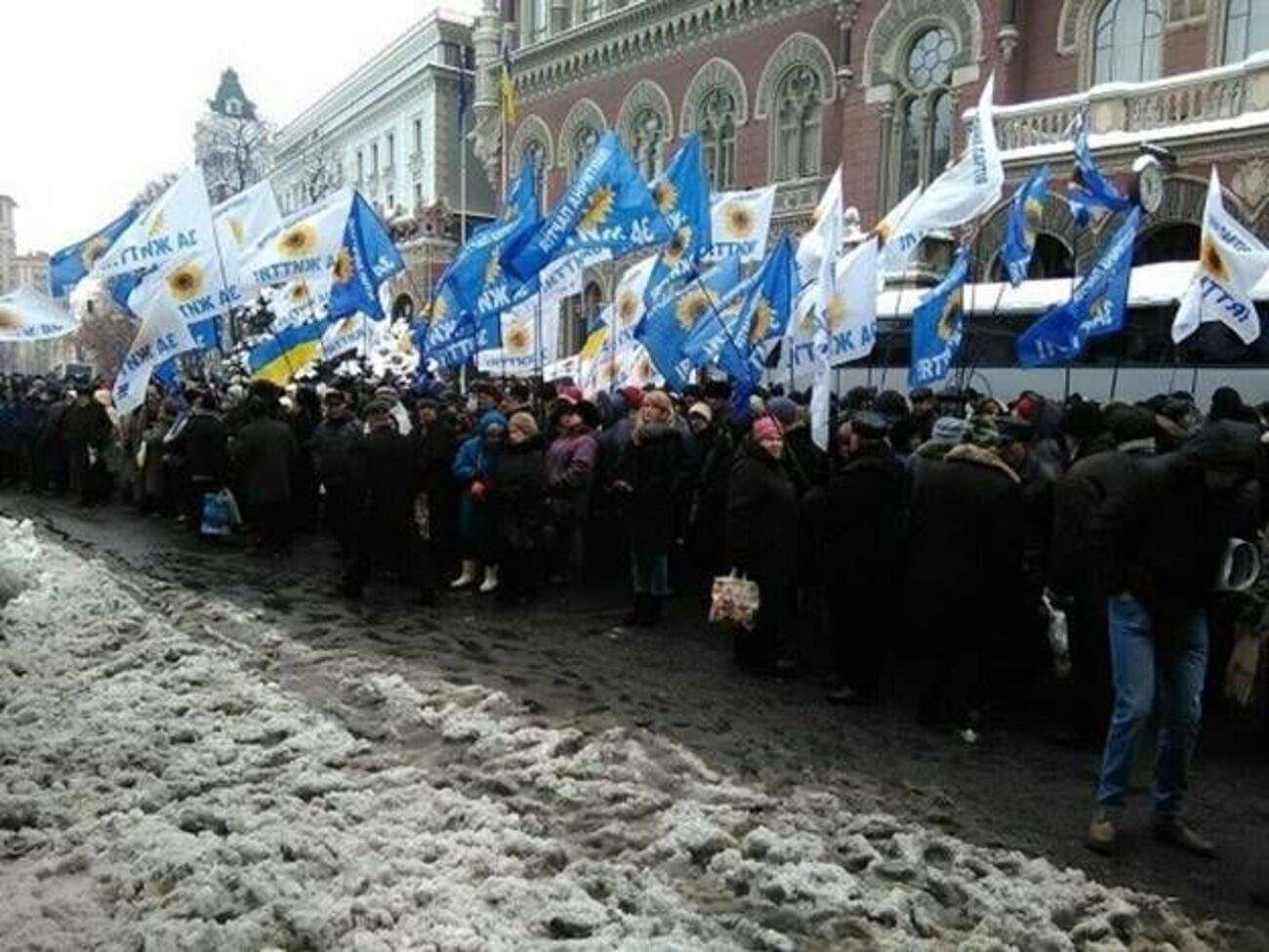 По информации СМИ, люди стоят и не выкрикивают никаких лозунгов